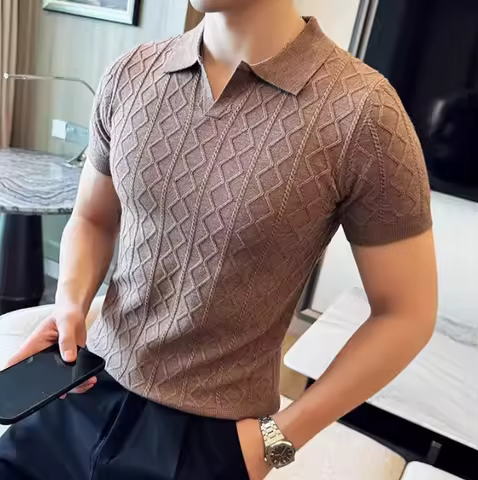 Polo marron à manches courtes, col ouvert et motifs géométriques en relief, porté avec un pantalon noir.
